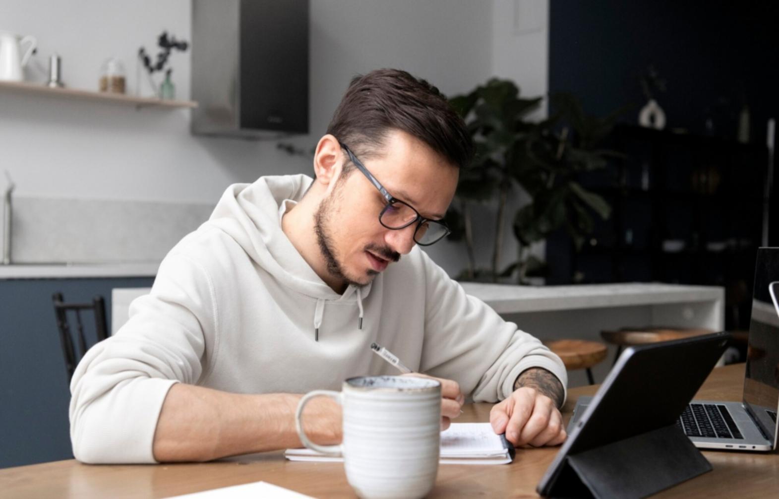 Teilnehmer diskutieren gemeinsam Investmentstrategien in einer Lerngruppe